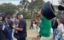El aficionado no perdió el tiempo y se llevó una rueda. (Captura)