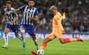 'Grizi' saca un remate ante la marca de Grujic. Foto: (EFE)