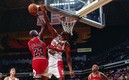 Michael Jordan y Dikembe Mutoumbo (Captura de Twitter Atlanta Hawks).