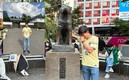 Damm posó junto a la escultura de bronce de Hachiko.