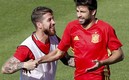 Ramos y Piqué juntos, en un entrenamiento de La Roja. Foto: (Especial)