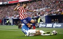 Carrasco disputando un balón en el duro duelo contra Espanyol. (Reuters)