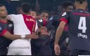 Edson Álvarez se enfrascó en la pelea. (ESPN)