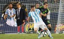 Guardado trata de quitarle el balón a Messi. Foto (Mexsport)