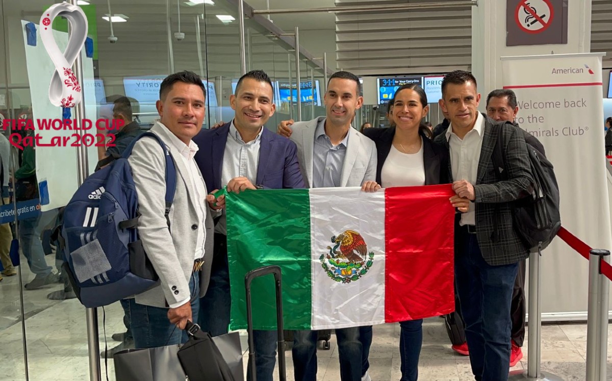 Los silbantes, animados, previo a abordar el avión. Foto: (Azteca Deportes)