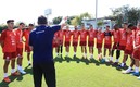 Luis Fernando Suárez, en una charla técnica con sus pupilos. Foto (@fedefutbolcrc)