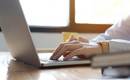 Persona usando una laptop. (Pinterest)