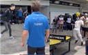 Soteldo se echó reta con Alonso y Ocon en una mesa de teqball. Fotos: (Especial)