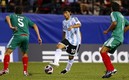 Agüero en uno de sus duelos ante México. Foto: (Especial)