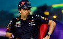 Checo Pérez explotó contra Verstappen tras no cederle el lugar como ordenaron en Red Bull. (Reuters)