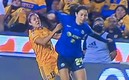 Scarlett le dio un codazo a Ferral.