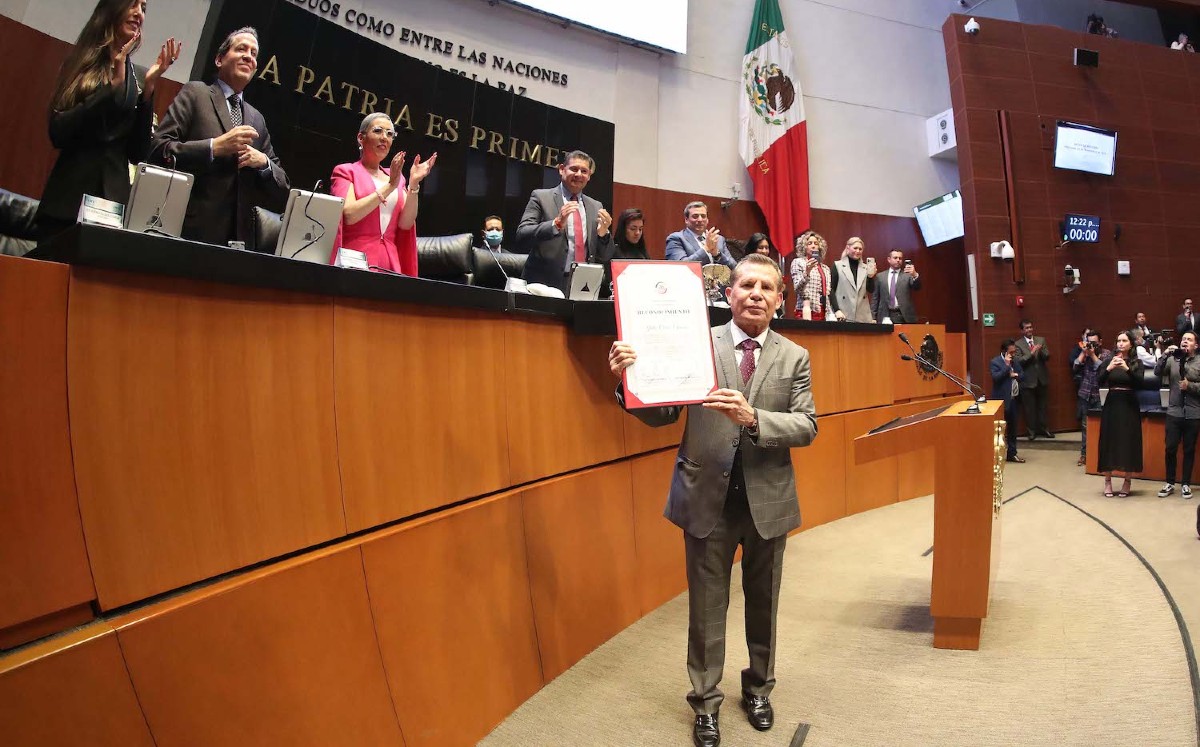Julio César Chávez, en el Salón de Sesiones del Senado de la República | @senadomexicano