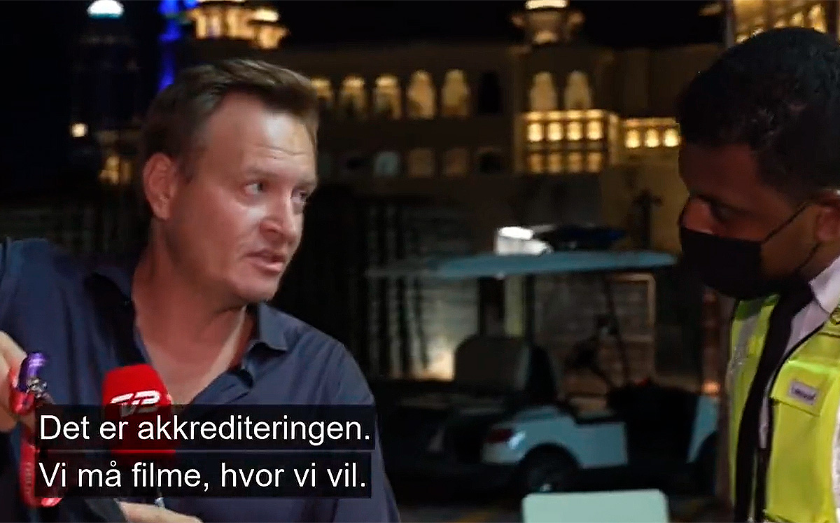 El reportero de Dinamarca fue interrumpido en un enlace por gente de Qatar. (TW @RasmusTantholdt)