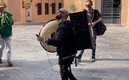 Mexicano llama la atención en Qatar con bocina.