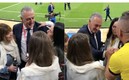 Alfaro, junto a su esposa y dos hijas tras derrotar a Qatar. Foto: (Especial)