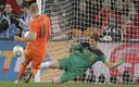 La mítica atajada de Casillas a Robben en Sudáfrica 2010. (EFE)
