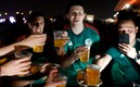 Los mexicanos se toman unas cervezas en Qatar 2022. Foto: (EFE)