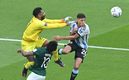 Al-Owais peleando el balón por aire. (FOTO: AFP)