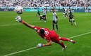 Martínez no pudo hacer nada para evitar el 2-1 de Arabia Saudita. Foto: (Reuters)