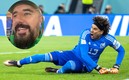 Ochoa y Morales festejan tras frenar el penalti a 'Lewy'. Foto (Imago7)