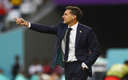 Diego Alonso dando indicaciones durante el Uruguay vs Corea del Sur. (Reuters)