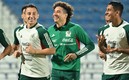 Ochoa, en la última práctica, junto a Andrés Guardado y Luis Romo | Imago 7