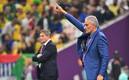 Tite dando indicaciones en el Brasil vs Serbia (AFP)