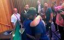 Van Gaal abrazó a reportero durante conferencia.