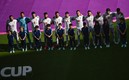 Abrazados los integrantes de la selección de Irán durante su himno | AFP