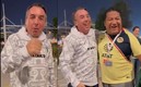 Emilio Azcárraga platicó con un aficionado de las Águilas en Qatar. Foto: (Especial)