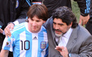 Maradona junto a Messi con la selección de Argentina. (Foto: AFP)