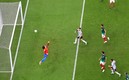Guillermo Ochoa no pudo evitar de Enzo Fernández. Foto: (Reuters)
