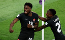 Alphonso Davies (izq.) fue el encargado de anotar para Canadá. (Reuters)