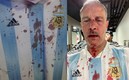 Luis Aguirre mostró cómo quedó su playera tras ser golpeado. Foto: (Especial)