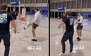 Nadal estuvo jugando futbol en un aeropuerto.