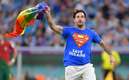 Mario Ferri fue el fan que ingresó al Portugal vs Uruguay con una bandera arcoíris (Mexsport)