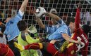 La mano de Luis Suárez en Sudáfrica 2010. (FOTO: AFP)