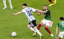 Messi y Héctor Herrera disputan un balón en Qatar 2022. (FOTO: Mexsport)