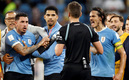 Jugadores de Uruguay encararon al árbitro. (Foto: Reuters)