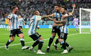 Los argentinos celebrando el 1-0 que marcó Messi. (Reuters)