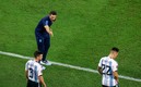 El estratega de los australianos da indicaciones a sus jugadores. Foto: (Reuters)