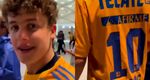 El joven francés se puso la playera de Tigres encima de la de Francia. (TUDN)