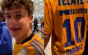 El joven francés se puso la playera de Tigres encima de la de Francia. (TUDN)