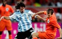 Messi se quita la marca de Van der Vaart en el duelo de Alemania 2006. Foto: (Especial)