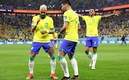 Neymar y Lucas Paquetá celebran uno de los goles de Brasil ante Corea del Sur. (Reuters)