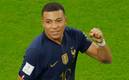 Mbappé tapó por tercera vez el logo de Budweiser (Reuters)
