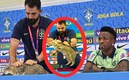 Un gato interrumpió a Vinicius mientras atendía a la prensa del Mundial (AFP)
