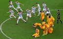 Los argentinos se burlan se sus rivales, mientras éstos lamentaban la eliminación. Foto: (Reuters)