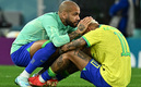 Dani Alves consoló a sus compañeros tras eliminación. (Foto: AFP)