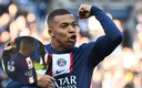 El gesto de Mbappé a Donovan Léon, portero suplente del Auxerre. (AFP y Captura)
